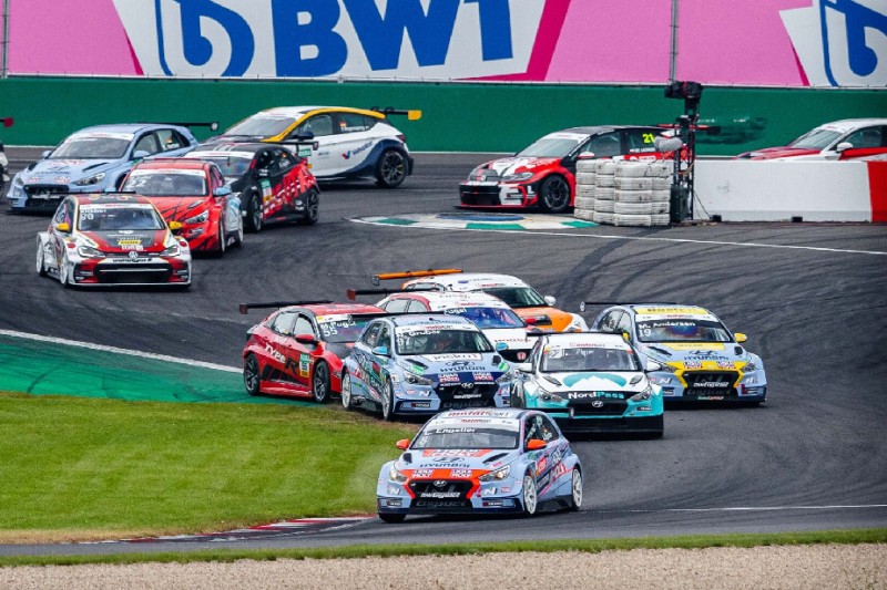 TCR Germany Lausitzring 2021: Start-Ziel-Sieg für Tabellenführer Luca Engstler