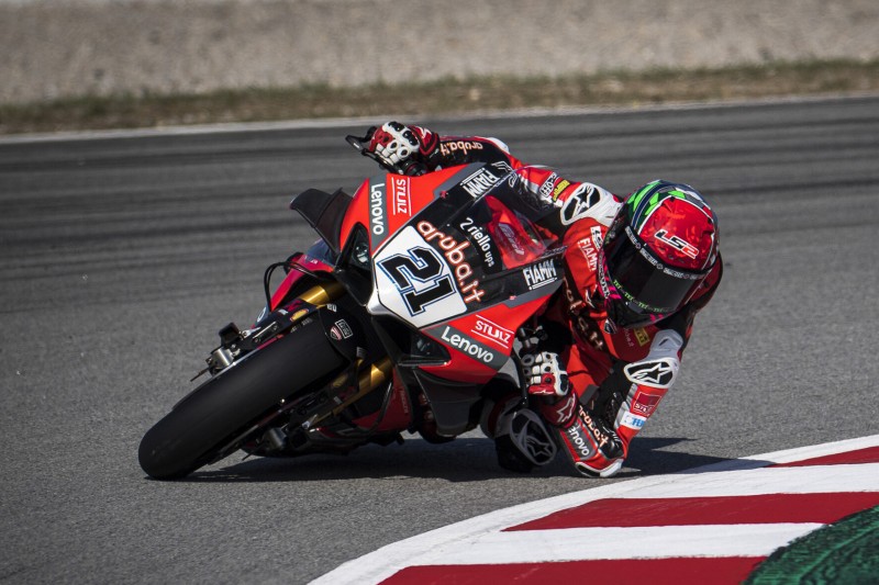 WSBK Barcelona: Rinaldi gewinnt Lauf zwei, Sykes landet im Krankenhaus