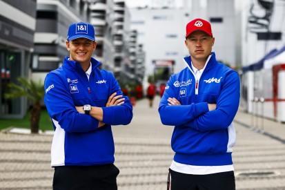 Warum Nikita Masepin auf dem Teamfoto 2022 so unfreundlich schaut