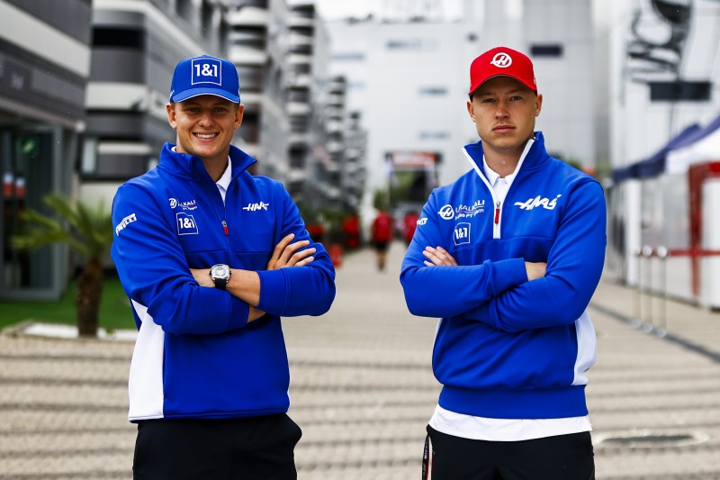 Warum Nikita Masepin auf dem Teamfoto 2022 so unfreundlich schaut