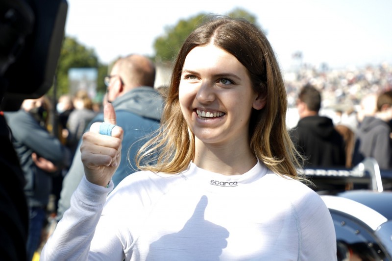 Pilotin Esmee Hawkey vor DTM-Verbleib 2022: Wieso T3 weiter mit ihr plant