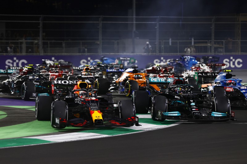 F1-Rennen Saudi-Arabien: Hamilton gewinnt irres Duell gegen Verstappen!