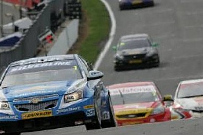 Brands Hatch'de son yarış Neal'ın oldu