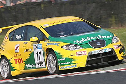 Plato, Knockhill'deki ilk yarışı kazandı