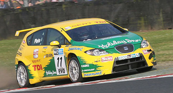 Plato, Knockhill'deki ilk yarışı kazandı