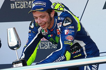 Rossi dá troféu ganho na Espanha a menino com câncer
