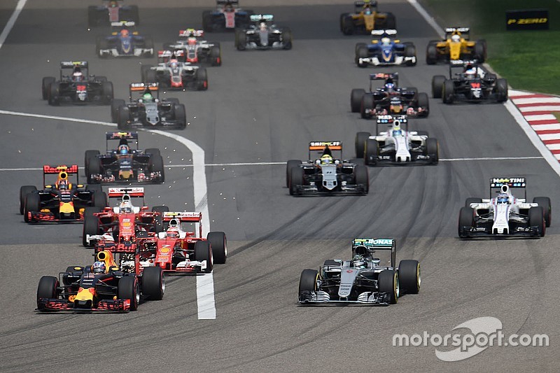 Daniel Ricciardo, Red Bull Racing RB12 y Nico Rosberg, Mercedes AMG F1 Team W07 lidera al inicio de 