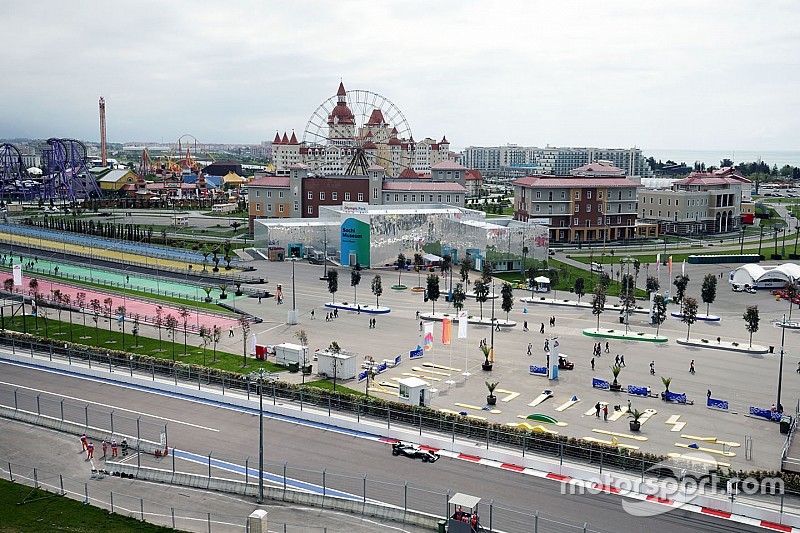 Hamilton rapste tijdens tweede training in Sochi, Vettel valt stil