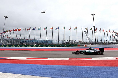 Hamilton lidera los libres 2 con preocupación en Ferrari