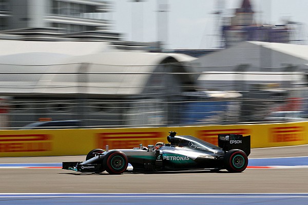 Hamilton klaagt over gebrek aan grip: “Alsof we over ijs rijden”
