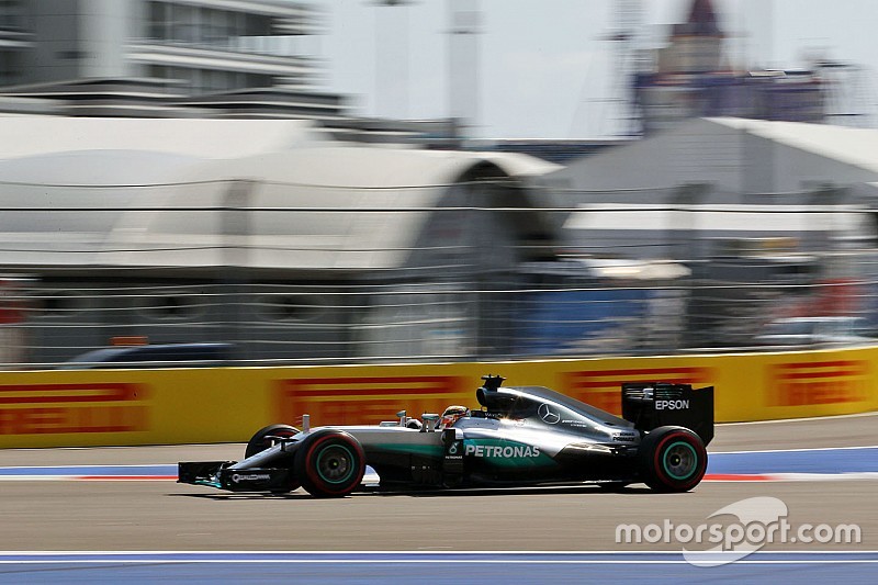 Hamilton klaagt over gebrek aan grip: “Alsof we over ijs rijden”
