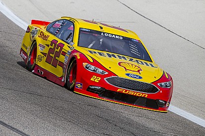 Logano lidera la práctica final de Sprint Cup en Talladega