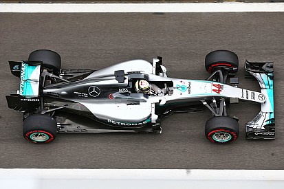 Hamilton réprimandé par les commissaires