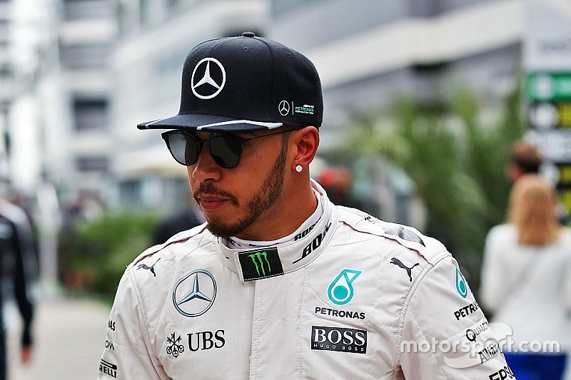 Un "impotente" Hamilton exige respuestas a Mercedes