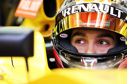 Renault-reservecoureur Ocon rijdt training in Spanje