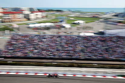 Verstappen reed Russische Grand Prix met 'two fingers in the nose'