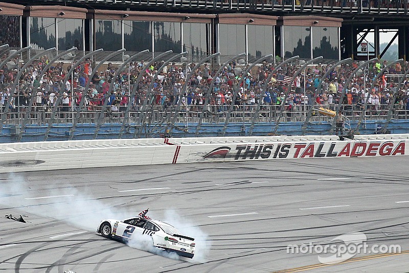 Sieger Brad Keselowski, Team Penske Ford