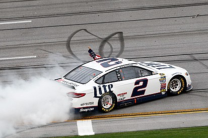 Keselowski vence prova acidentada em Talladega
