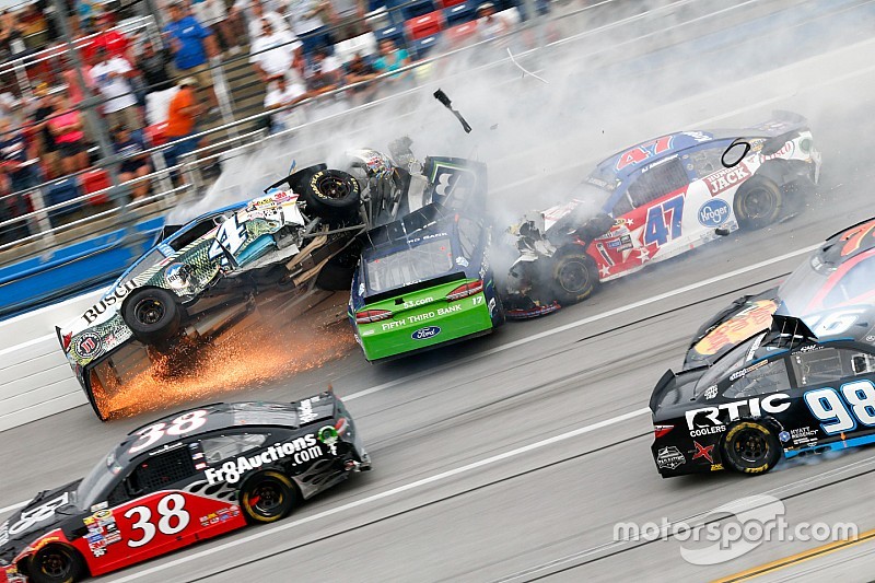 Ricky Stenhouse Jr., Roush Fenway Racing Ford, Kevin Harvick, Stewart-Haas Racing Chevrolet crash