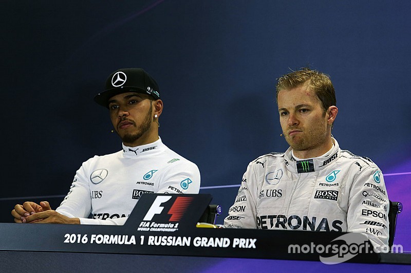 Sieger Nico Rosberg, Mercedes AMG F1 Team, und Lewis Hamilton, Mercedes AMG F1 Team