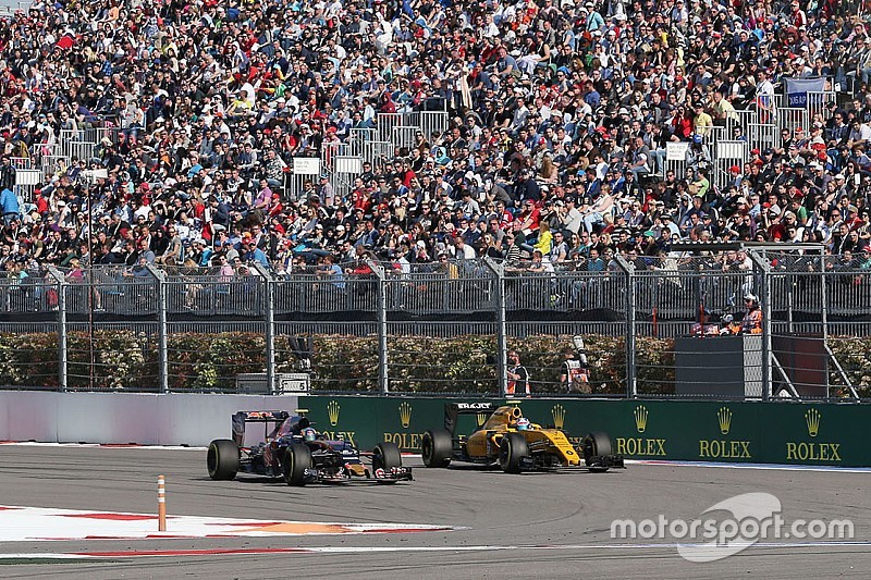 Carlos Sainz Jr., Scuderia Toro Rosso STR11 en Jolyon Palmer, Renault Sport F1 Team RS16