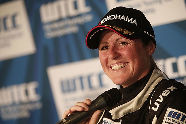 Top Gear-presentatrice Schmitz rijdt WTCC-ronde op de Nürburgring