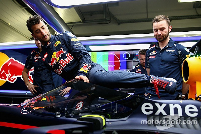 Daniel Ricciardo, Red Bull Racing RB12 scavalca il parabrezza