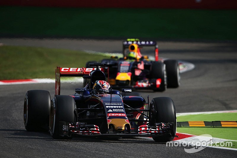 Max Verstappen, Scuderia Toro Rosso STR10 lidera a Daniil Kvyat, Red Bull Racing RB11