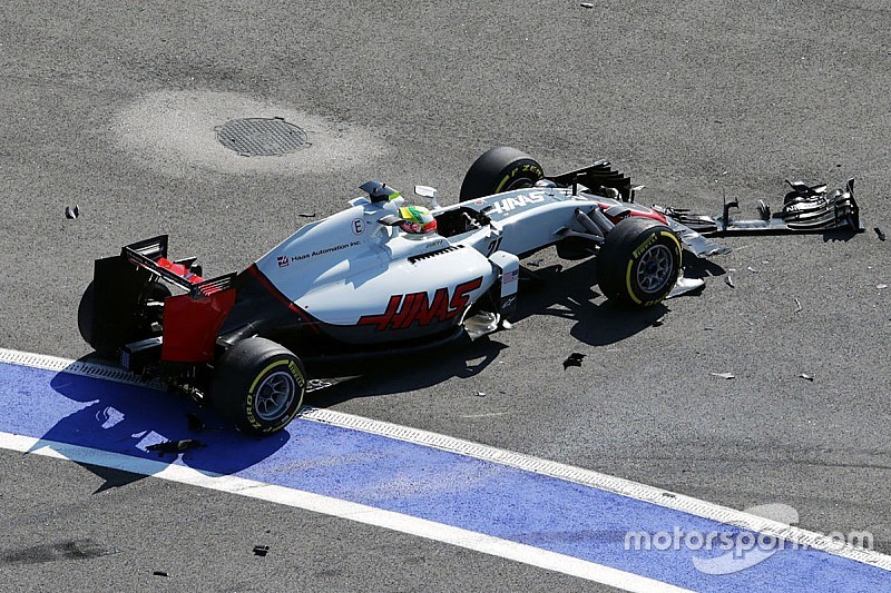 Esteban Gutierrez, Haas F1 Team VF-16 crash at the start