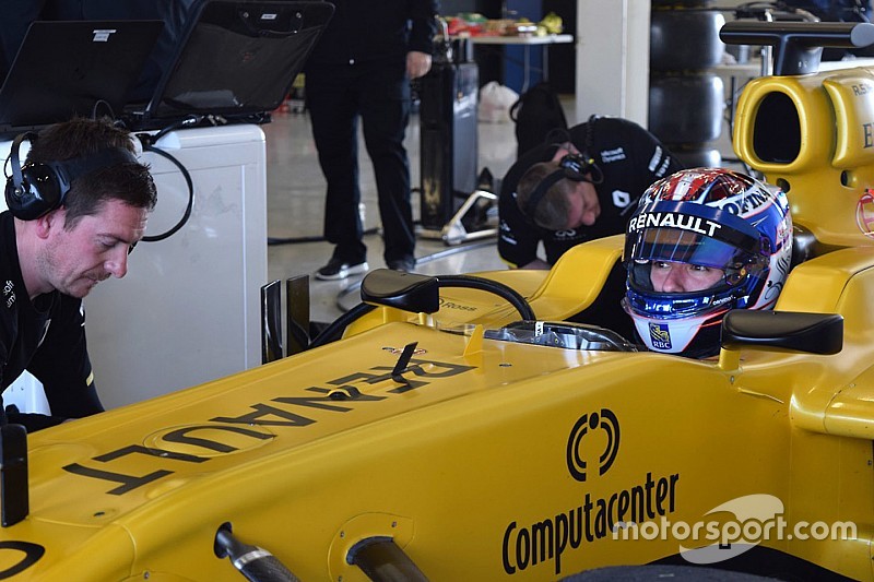 Latifi geniet van eerste Formule 1-test + video