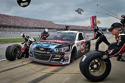 Les équipiers souvent blessés durant les pit stops en NASCAR
