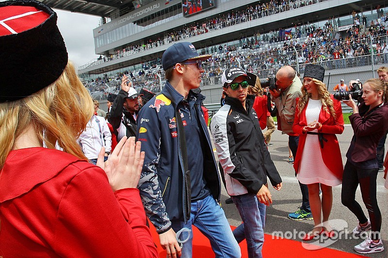 Daniil Kvyat, Red Bull Racing con Sergio Perez, Sahara Force India F1 en el desfile de pilotos