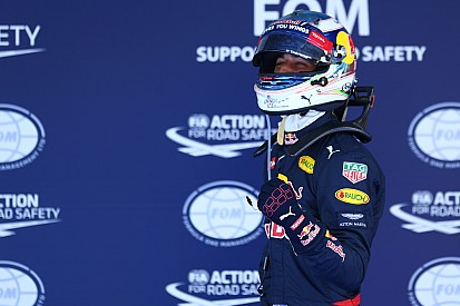 Feliz em estar à frente das Ferraris, Ricciardo comemora 3º