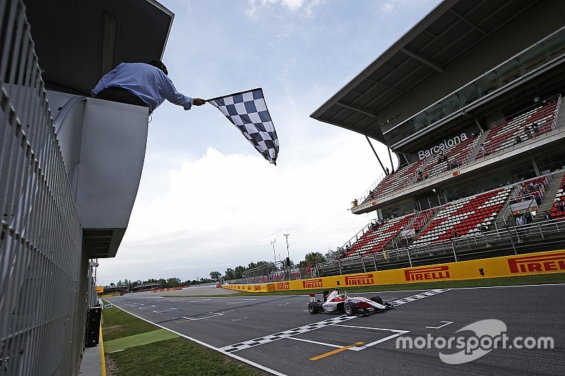 Charles Leclerc, ART Grand Prix franchit le drapeau à damier