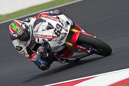 Hayden regola Giugliano e vince la prima gara in Superbike a Sepang!