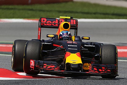 Verstappen vence na Espanha em dia de batida das Mercedes