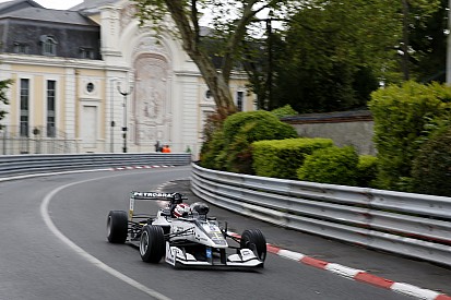 Pedro Piquet escapa de acidente e pontua na corrida 3 em Pau