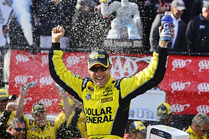 Kenseth acaba com má fase e vence prova emocionante em Dover