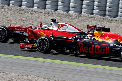 Ricciardo reclama de estratégia e crítica “típica” de Vettel