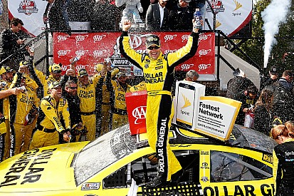 Matt Kenseth si prende Dover dopo una maxicarambola