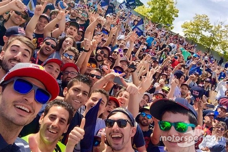 Carlos Sainz se hace un selfie con sus fans