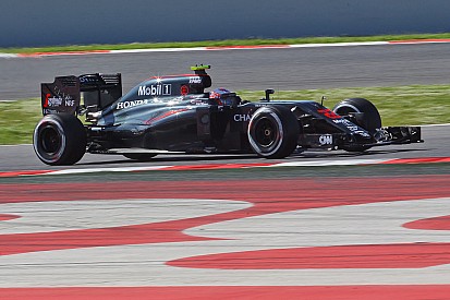 Button lidera la primera mañana de test post-gp en Barcelona
