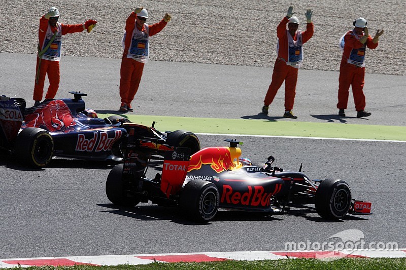 Winnaar Max Verstappen, Red Bull Racing RB12 viert terwijl Daniil Kvyat, Scuderia Toro Rosso STR11 v