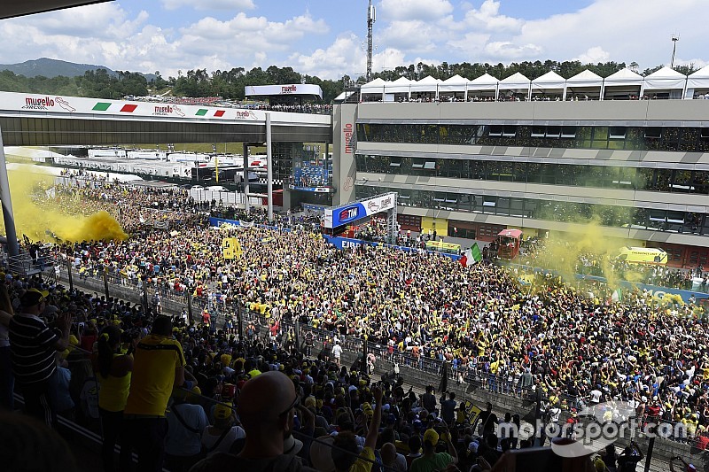 Lorenzo y Márquez, con guardaespaldas en Mugello