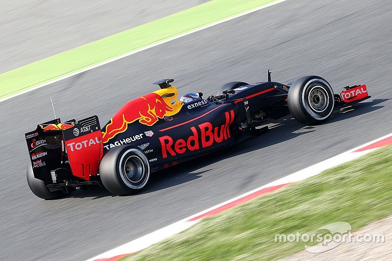 Test Barcellona, Day 2: Verstappen resta sulla cresta dell'onda