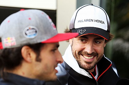 Alonso aproveita folga para correr de kart com Sainz Jr.