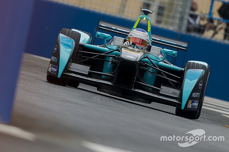 Formule E Berlijn: Piquet Jr snelst, Sarrazin crasht hard