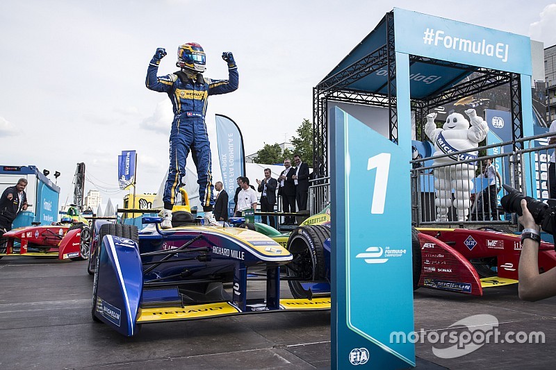 Le vainqueur Sébastien Buemi, Renault e.Dams, au Parc fermé