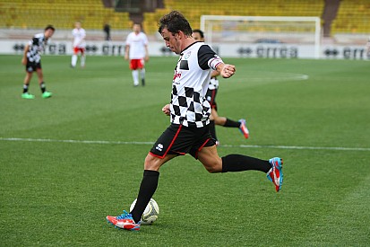 Alonso marca golaço em partida beneficente em Mônaco