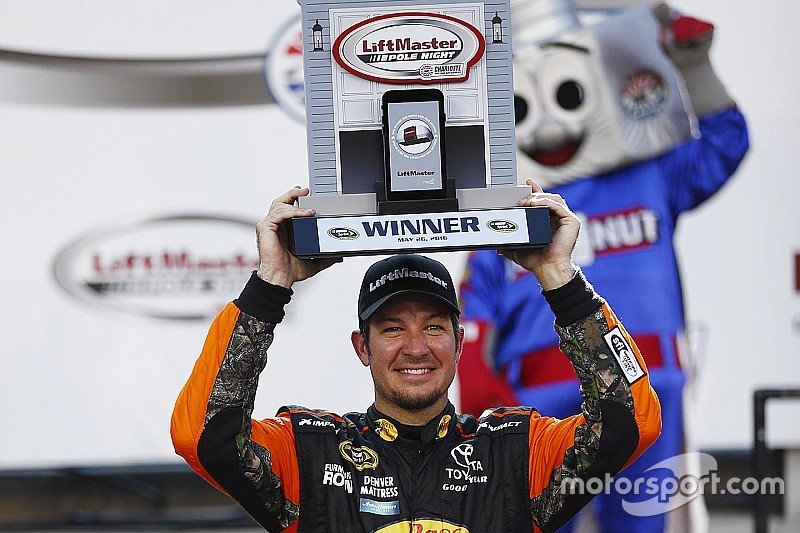 Ganador de la pole Martin Truex Jr., Furniture Row Racing Toyota